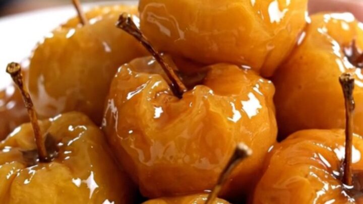 Pommes fondantes et brillantes nappées de caramel à la vanille dans une mijoteuse