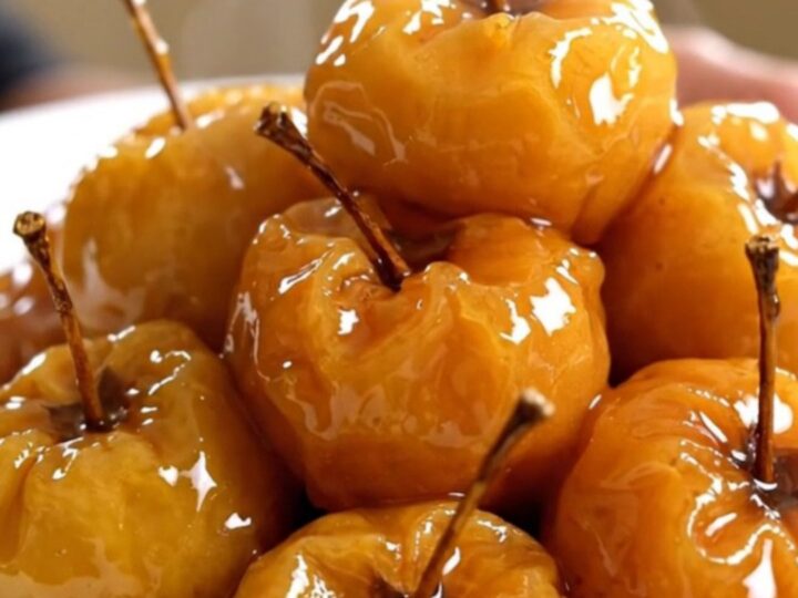 Pommes fondantes et brillantes nappées de caramel à la vanille dans une mijoteuse