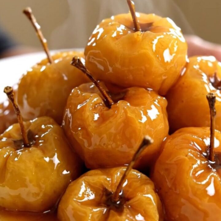 Pommes fondantes et brillantes nappées de caramel à la vanille dans une mijoteuse