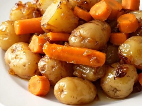 Plat de pommes de terre et carottes confites à la mijoteuse, brillant et bien chaud.