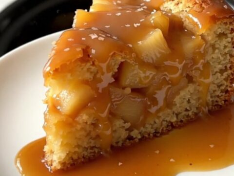 Gâteau renversé aux pommes et caramel au beurre salé dans une mijoteuse