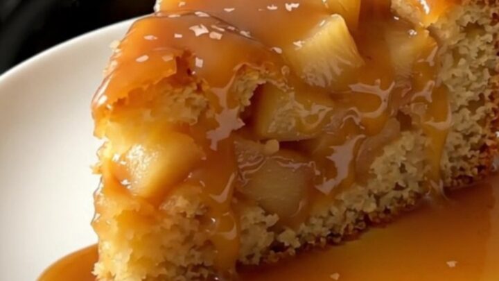 Gâteau renversé aux pommes et caramel au beurre salé dans une mijoteuse
