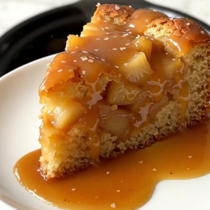 Gâteau renversé aux pommes et caramel au beurre salé dans une mijoteuse