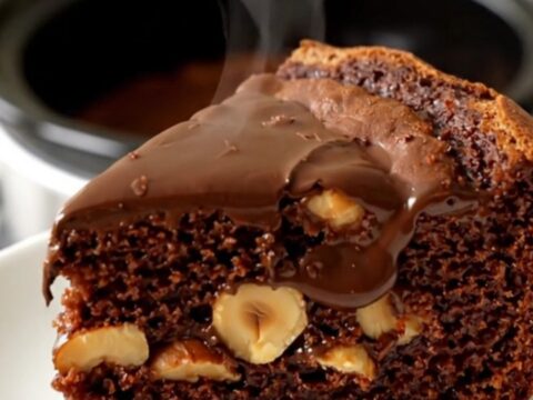 Gâteau au chocolat et noisettes fondant servi sur une assiette blanche avec un cœur coulant.
