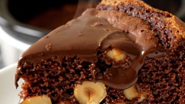 Gâteau au chocolat et noisettes fondant servi sur une assiette blanche avec un cœur coulant.