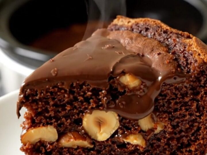 Gâteau au chocolat et noisettes fondant servi sur une assiette blanche avec un cœur coulant.