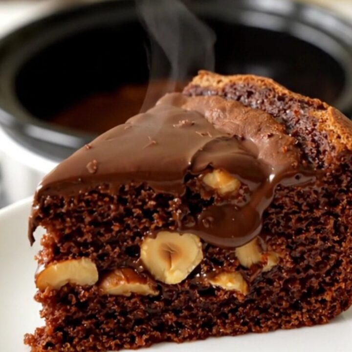 Gâteau au chocolat et noisettes fondant servi sur une assiette blanche avec un cœur coulant.