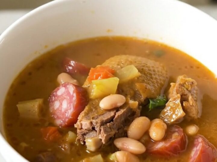 Bol de garbure fumante au canard et légumes sur fond de cuisine