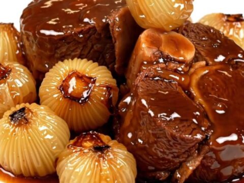 Joues de bœuf confites au Banyuls avec oignons grelots dans une mijoteuse.