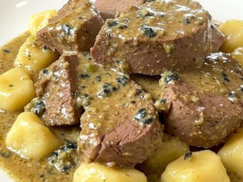 Sauté de veau onctueux recouvert d'une sauce crémeuse au roquefort dans une mijoteuse