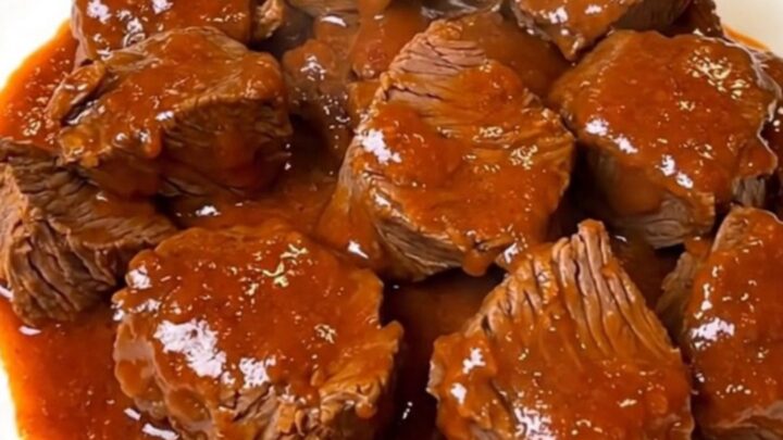 Bœuf fondant au paprika fumé dans sa mijoteuse avec une sauce tomate riche et brillante.