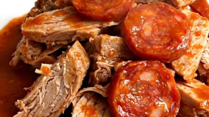 Mijoté de dinde au chorizo et tomates servi dans une assiette blanche avec une sauce rouge riche.