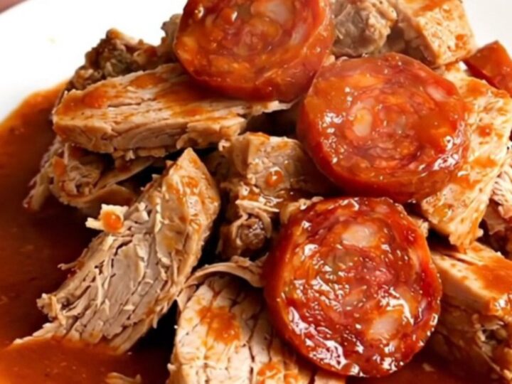 Mijoté de dinde au chorizo et tomates servi dans une assiette blanche avec une sauce rouge riche.
