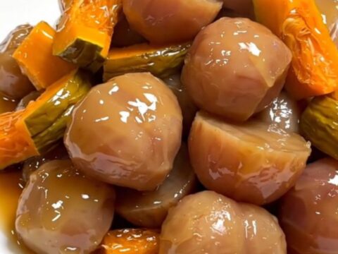 Plat de navets et potimarron fondants brillants avec une sauce au sirop d'érable sur un fond clair.
