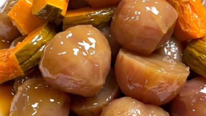 Plat de navets et potimarron fondants brillants avec une sauce au sirop d'érable sur un fond clair.