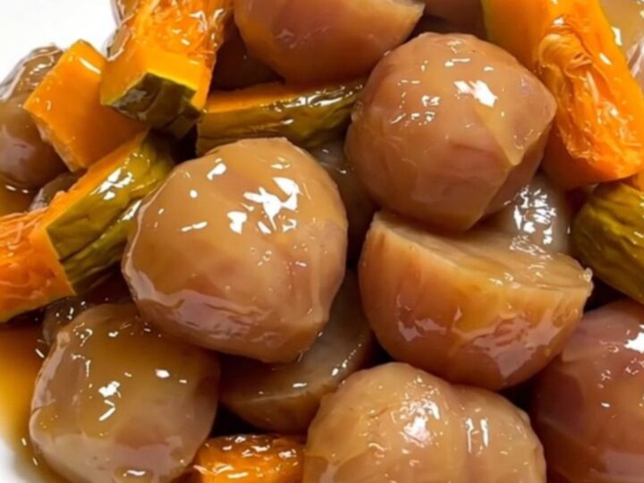 Plat de navets et potimarron fondants brillants avec une sauce au sirop d'érable sur un fond clair.