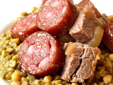 Petit salé aux pois cassés et saucisse de Morteau cuit à la mijoteuse dans un plat élégant.