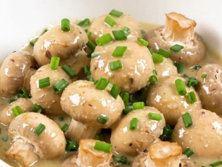 Champignons de Paris fondants dans une sauce crémeuse à la ciboulette dans une mijoteuse.