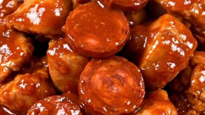 Le poulet fondant au chorizo et coulis de poivron présenté dans une assiette blanche.