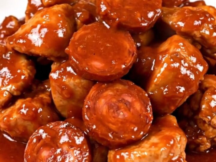 Le poulet fondant au chorizo et coulis de poivron présenté dans une assiette blanche.