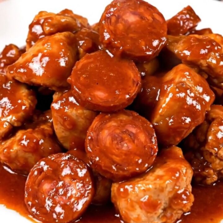Le poulet fondant au chorizo et coulis de poivron présenté dans une assiette blanche.
