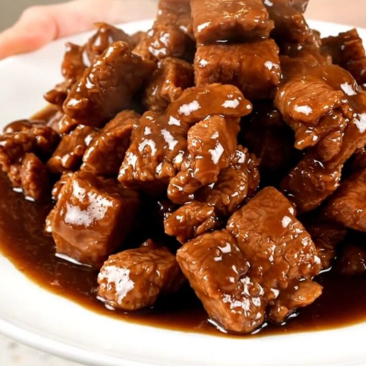 Vue de dessus d'un porc adobo brillant et tendre servi dans une mijoteuse sur un comptoir en quartz.