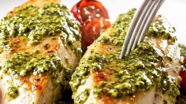 Poulet fondant nappé de pesto crémeux avec tomates cerises rôties dans la mijoteuse.