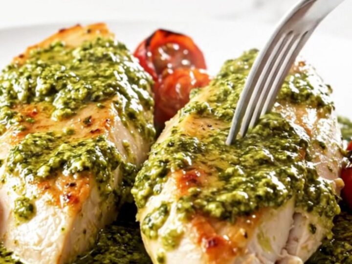 Poulet fondant nappé de pesto crémeux avec tomates cerises rôties dans la mijoteuse.