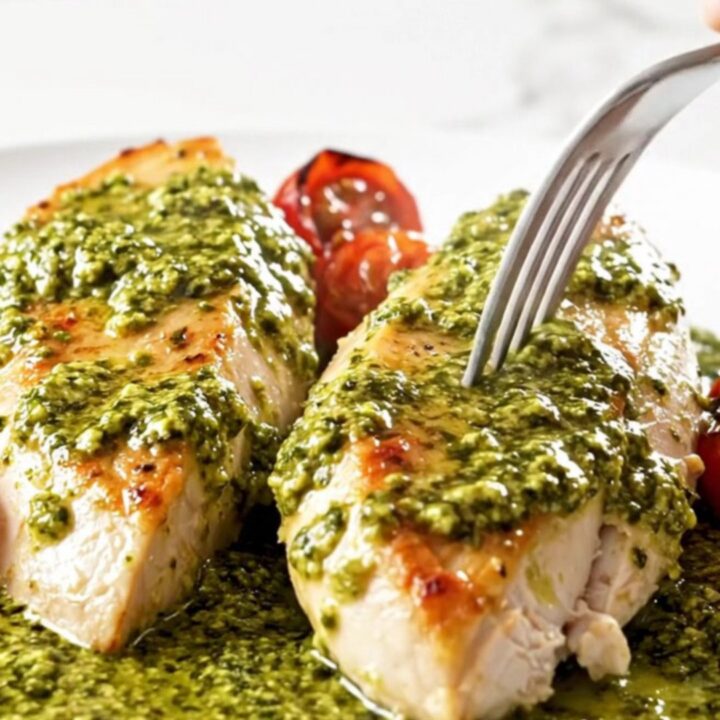 Poulet fondant nappé de pesto crémeux avec tomates cerises rôties dans la mijoteuse.